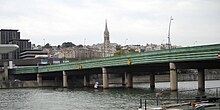 Vista del puente Saint-Cloud con la ciudad de Saint-Cloud al fondo