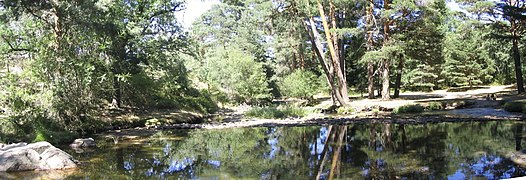 Pequeña presa situada en el río Eresma, a la altura del valle de Valsaín (Sierra de Guadarrama), España.