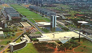 Praça dos Três Poderes em Brasília.jpg