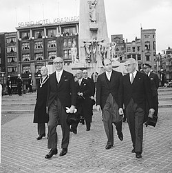 President of Argentina Arturo Frondizi and Prime Minister Jan de Quay at the Dam Square in Amsterdam on 1 July 1960. President van Argentinie, Arturo Frondizi in Nederland Voor het monument op de , Bestanddeelnr 911-3853.jpg