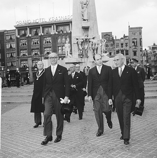 President of Argentina Arturo Frondizi and Prime Minister Jan de Quay at the Dam Square in Amsterdam on 1 July 1960.