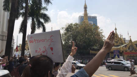 Fail:Protestors_near_Sule_Pagoda_with_three_finger_salute_in_Yangon.png