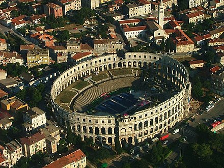 Arena Pula di Kroasia adalah salah satu amfiteater Romawi terbesar dan paling utuh yang tersisa.