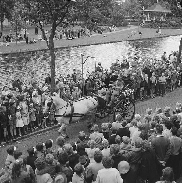 File:Purmerend 550 jaar stad, ringsteken in klederdracht, Bestanddeelnr 911-4235.jpg