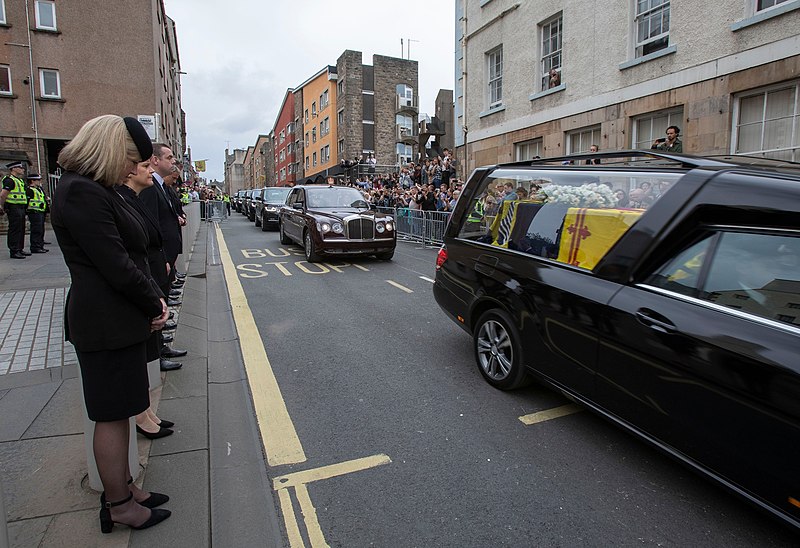 File:Queen Elizabeth II coffin arrives in Edinburgh.jpg