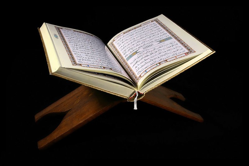 Fichier:Qur'an and Rehal.jpg