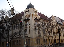 A gimnázium épülete a Tisza Lajos körút és a Szentháromság utca sarkán