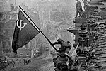Alzando una bandera sobre el Reichstag