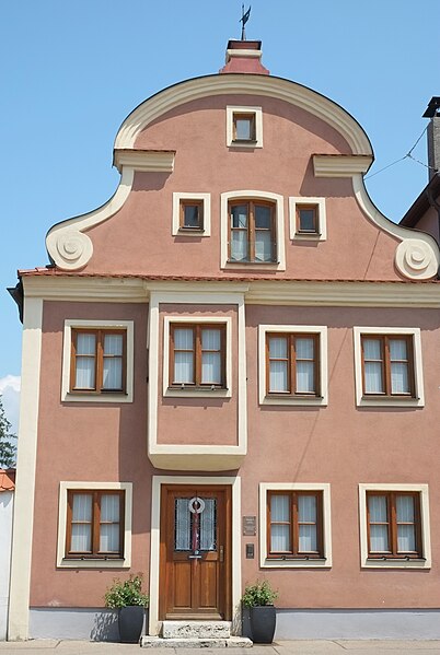 File:Rennertshofen Benefiziatenhaus Marktstraße 13.JPG