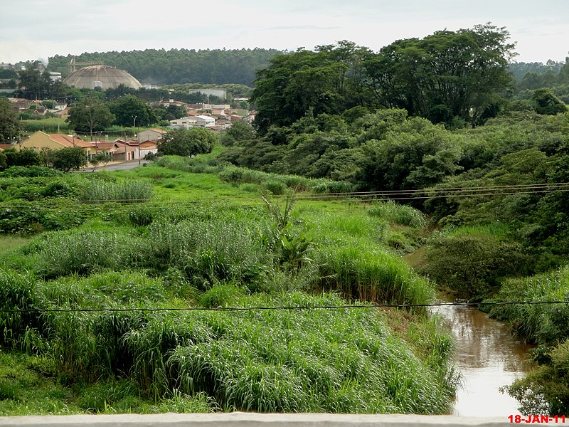 File:Ribeirão do Agudo e ao fundo a Fábrica da Brejeiro em Orlândia - panoramio.jpg