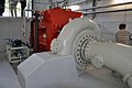 Den ene francisturbinen (hvit) i forgrunnen med generatoren bak (rød)
