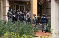 防暴警察在翠塘花園內截查多名市民，在場採訪的傳媒及區議員