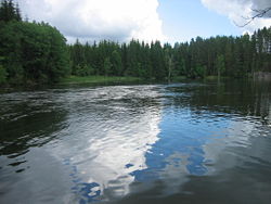 Joki Lahnasenkosken lähellä