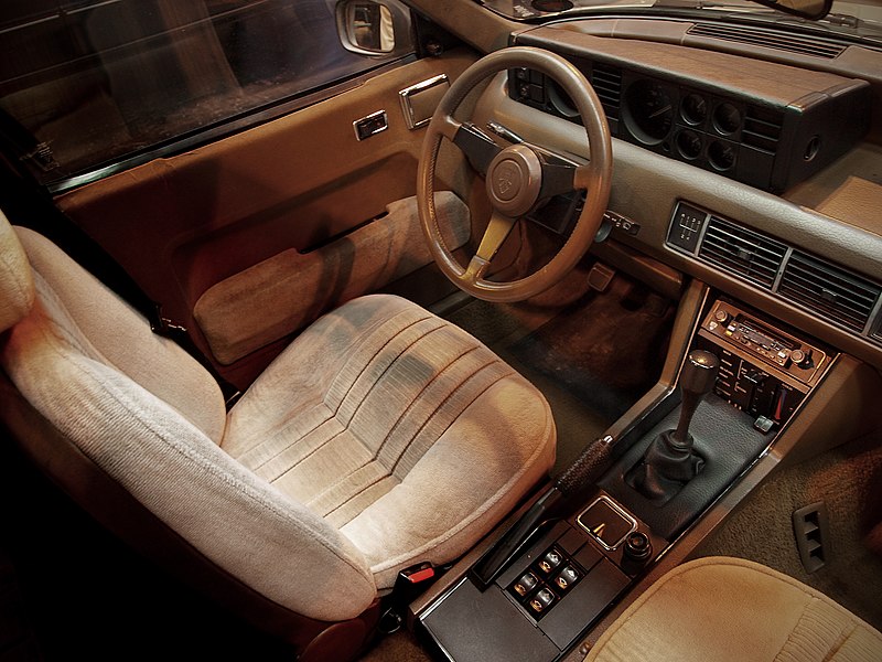 File:Rover SD1 3500 V8 interior.jpg