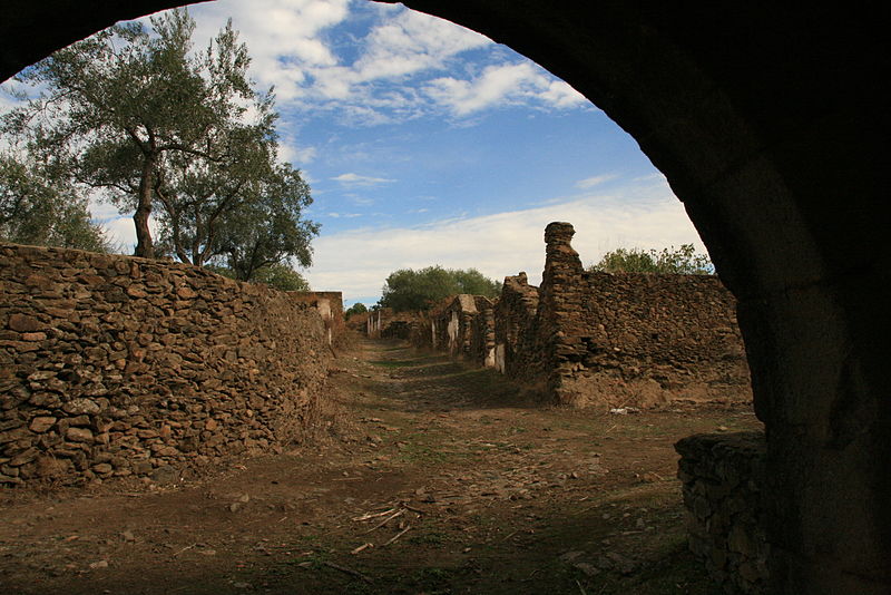 File:Ruinas (26 de octubre de 2009, Granadilla) 01.JPG