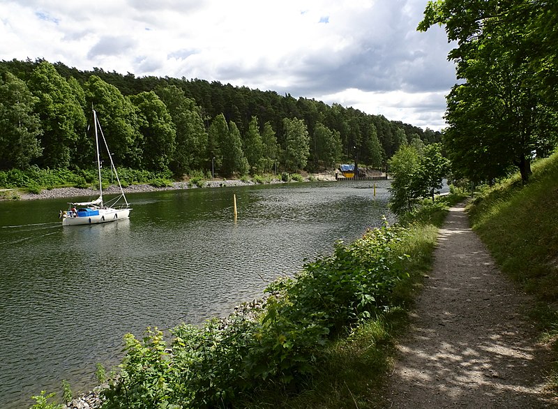 File:Södertälje kanal, dragvägen 2017.jpg