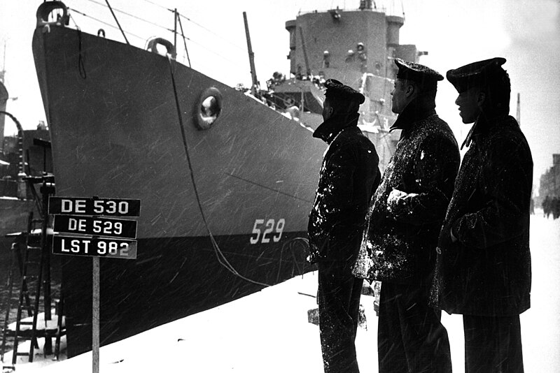 File:Sailors the USS Mason (DE-529) in Boston, 20 March 1944.jpg