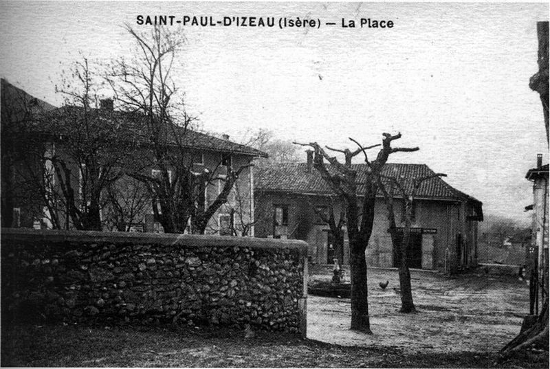 File:Saint-Paul-d'Izeaux, la place, 1910, p221 de L'Isère les 533 communes.jpg