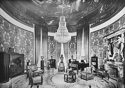 Salão do Hôtel du Riche Collectionneur da Exposição Internacional de Artes Decorativas de 1925, mobilada por Émile-Jacques Ruhlmann; pintura de Jean Dupas.