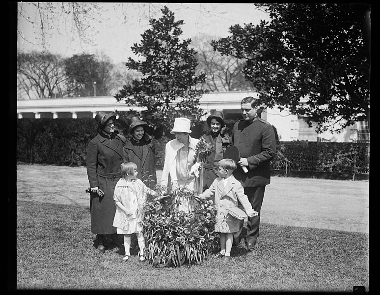 File:Salvation Army children of California send Mrs. Coolidge a gift of flowers by airplane. A beautiful basket of flowers sent by airplane by the children of the Salvation Army Home at Lytton LCCN2016888332.jpg