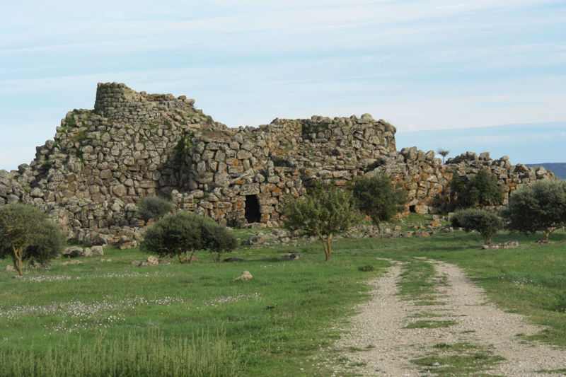 File:Sardinien Orroli Nuraghe Arrubiu.jpg