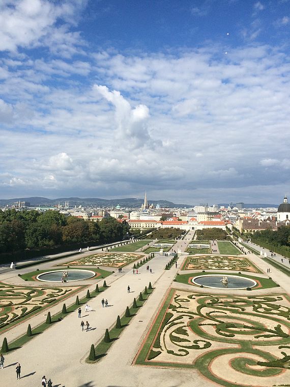 Schlossgarten zwischen den beiden Belvederes.JPG