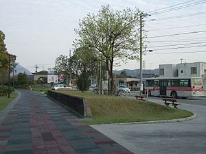 下宇美車站遺跡。圖中左邊的人行道是廢線遺跡。圖中向後通往吉塚方向，向前通往筑前勝田方向。右邊是縣道68號