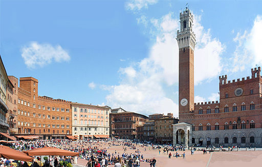 Siena: Piazza del Campo mit dem Rathaus (UNESCO-Weltkulturerbe in Italien)