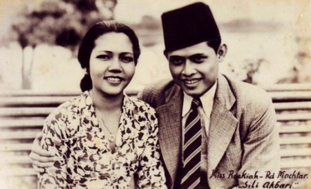 Roekiah and Rd Mochtar (pictured in Siti Akbari) continued to be cast as lovers until 1940.