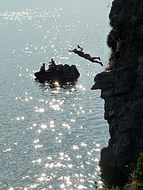 Скок во езерото од Канео