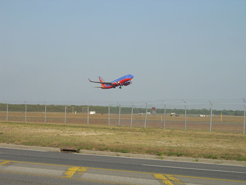 File:Southwest Airlines Boeing 737 at Islip MacArthur Airport.jpg