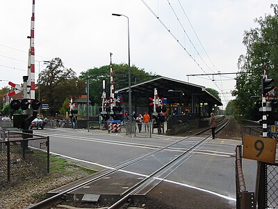Station Bilthoven, met de in 2012 verwijderde overweg