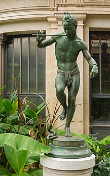 Le Charmeur de serpent ou Le Nubien dansant, sculpture de Charles-Arthur Bourgeois (1862, ménagerie du Jardin des plantes à Paris). (définition réelle 2 863 × 4 592)
