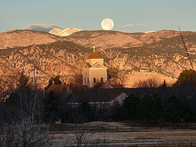 File:Steeple, mountain, moon (51758861572).jpg