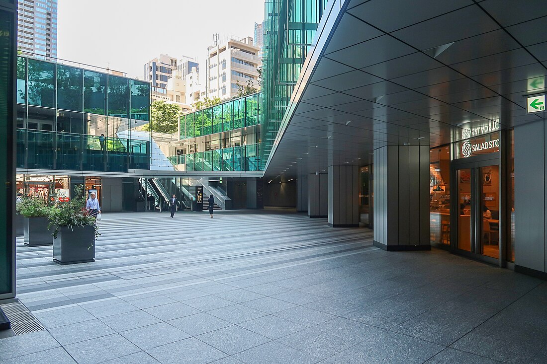 File:Sumitomo Fudosan Roppongi Grand Tower Courtyard 2018.jpg