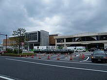 新旧駅舎が並んだ様子。