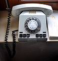 Telefon aus DDR-Zeiten (Notrufnummern: Feuerwehr 112, Rotes Kreuz 115, Volkspolizei 110)
