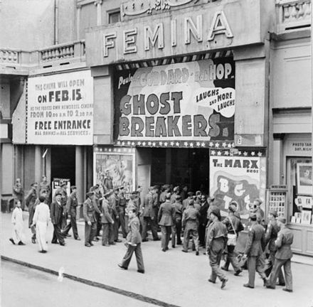 En 1943, groupe de militaires britanniques entrant dans le cinéma Femina du  Caire en Égypte, tandis que The Ghost Breakers y est à l'affiche.