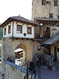 Westelijke ingang van de oude brug in Mostar