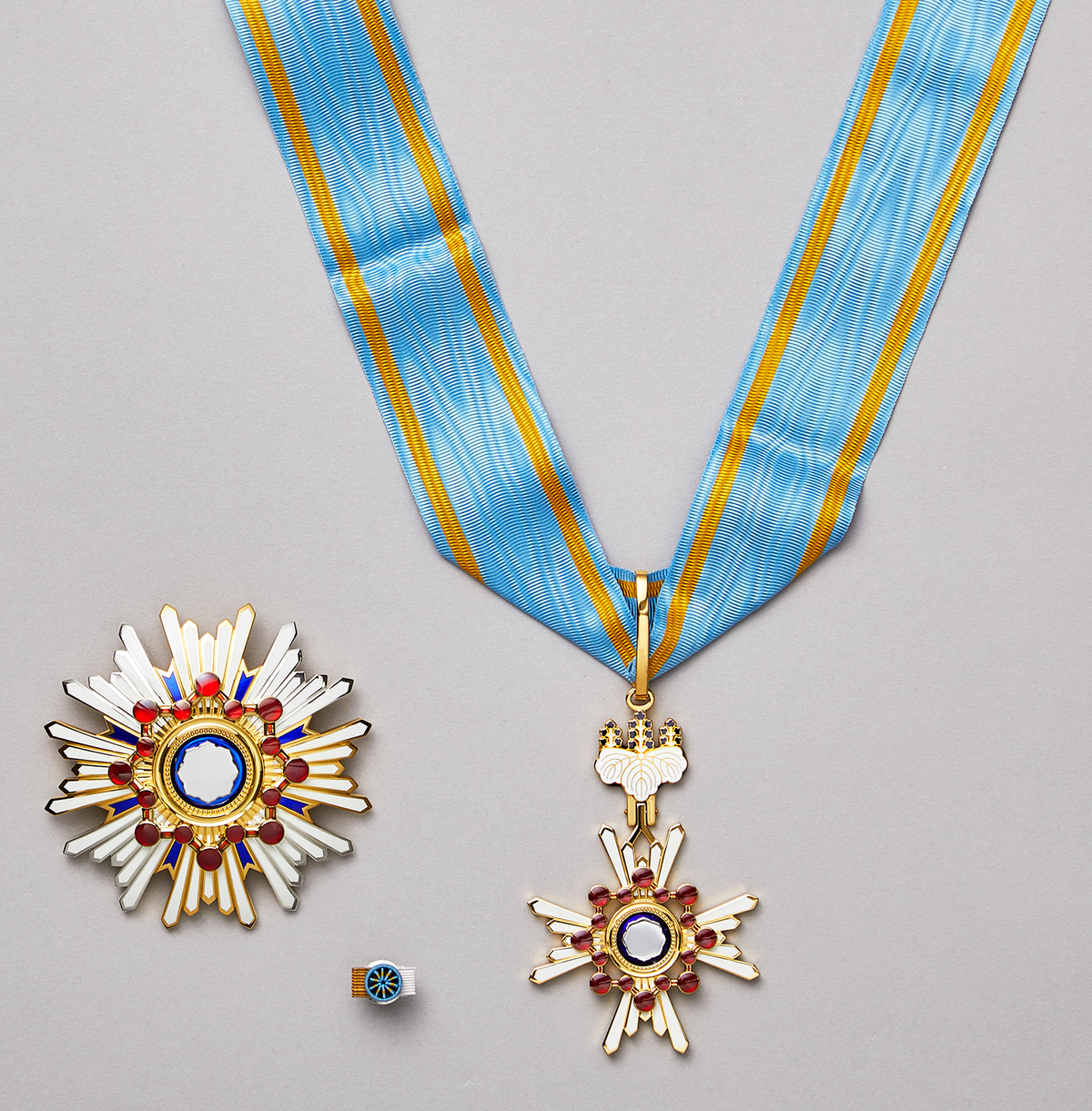 File:The Order of the Sacred Treasure, Gold and Silver Star.png 