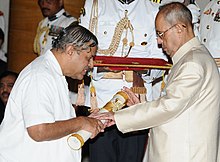 Prezident, Shri Pranab Mukherjee, předávající cenu Padma Shri Dr. H.R. Nagendrovi na ceremoniálu civilního investování v Rashtrapati Bhavan v Novém Dillí 12. dubna 2016.jpg