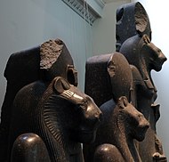 Salle 4 - Trois statues en granit noir de la déesse Sakhmet, v.  1400 avant JC