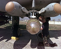 A-10のハードポイントにLAU-88（三連装ランチャー）を介して3発のAGM-65を搭載した状態。