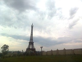 Réplica da Torre Eiffel na entrada do Município.