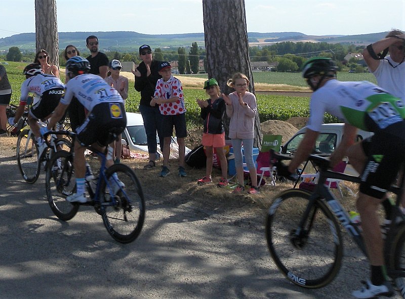 File:Tour de France 2019, étape 3, km 201, coureurs attardés.jpg