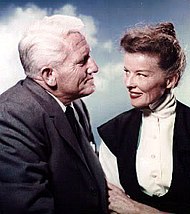 Hepburn tuvo una relación sentimental de 26 años con el actor Spencer Tracy, a pesar de que nunca se divorció de su esposa. Aquí, en una foto publicitaria de Cosas de mujeres (1957).