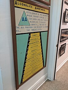 Placa com os 12 passos de Alcoólicos Anônimos em exibição em Akron, Ohio (EUA)