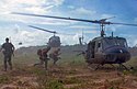 Hélicoptères UH-1D au Vietnam 1966.jpg