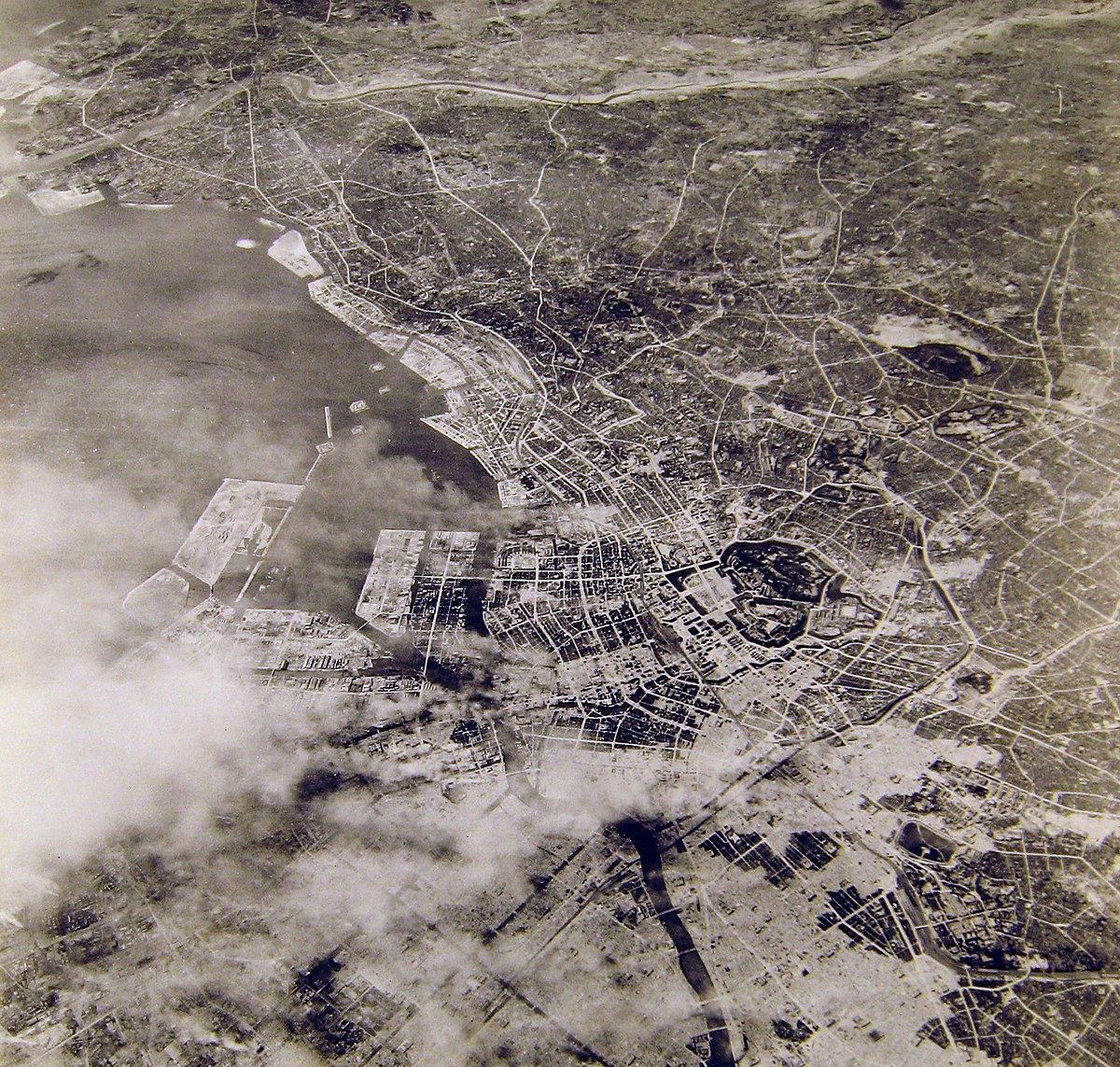 USAAF photo of Tokyo after the 10 March air raid.jpg