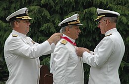 US Navy 050622-N-2383B-184 Adm. Biraghi a reçu la Légion du Mérite du chef des opérations navales (CNO), Adm. Vern Clark.jpg